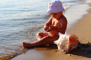 bambino gioca su riva del mare