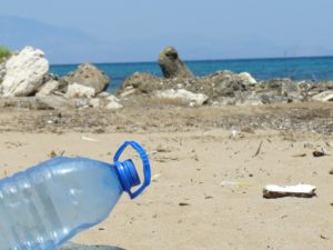 bottiglia di plastica abbandonata in spiaggia