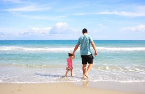 padre e figlia al mare