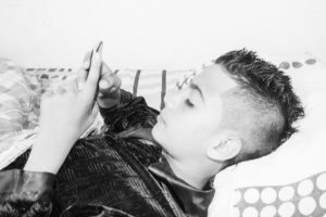 bambino al telefono