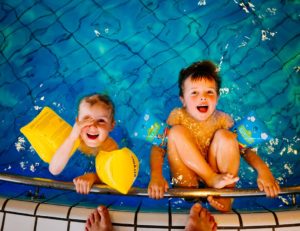 bambini in piscina