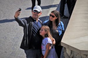 famiglia si fa un selfie