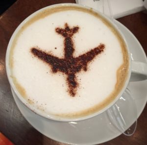 caffè con disegno aereo