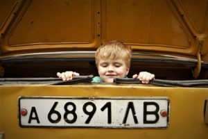 bambino e auto vintage