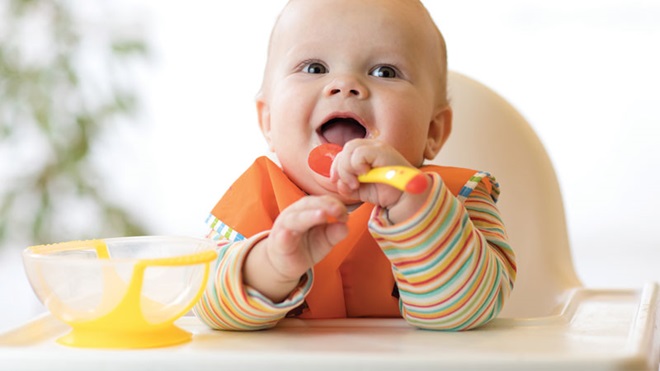 bambino piccolo che mangia