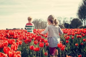bambini all'aria aperta