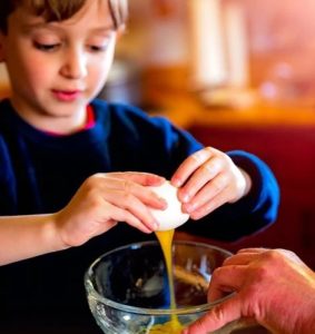 bambino in cucina
