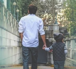 padre e figlio a piedi
