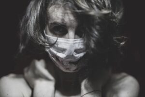 donna con mascherina