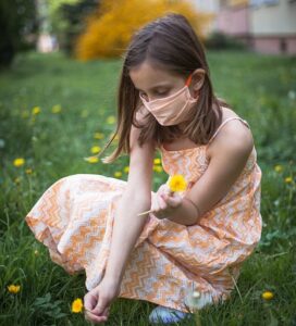 bambina con mascherina