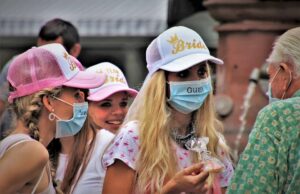 adolescenti con mascherina