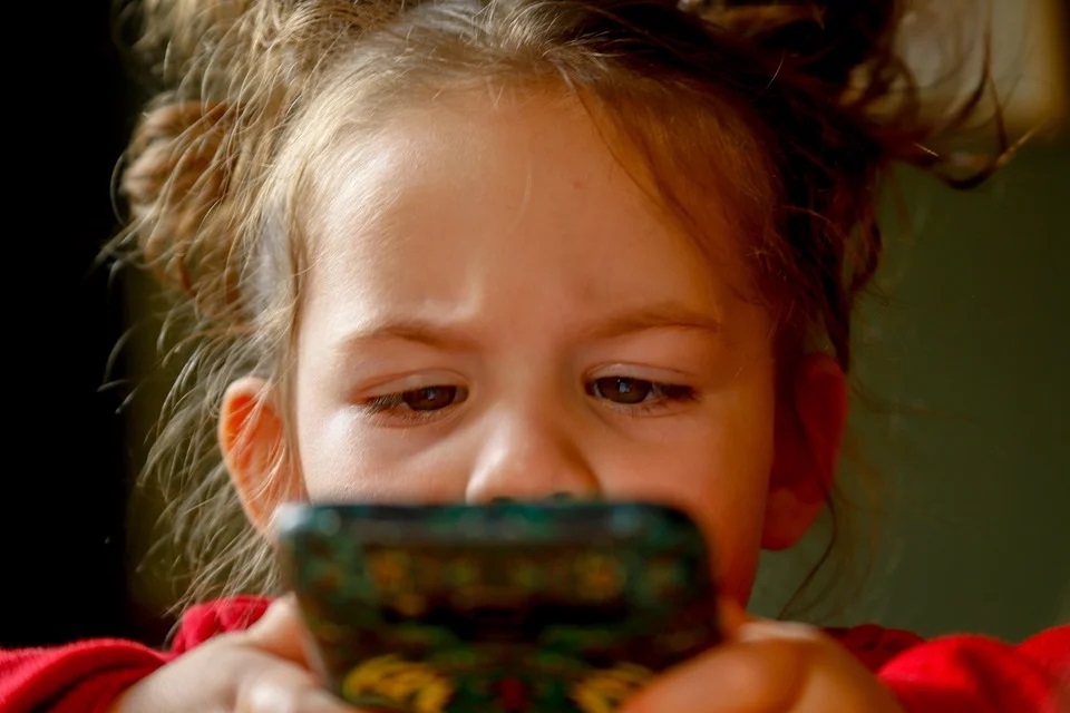 bambina con smartphone