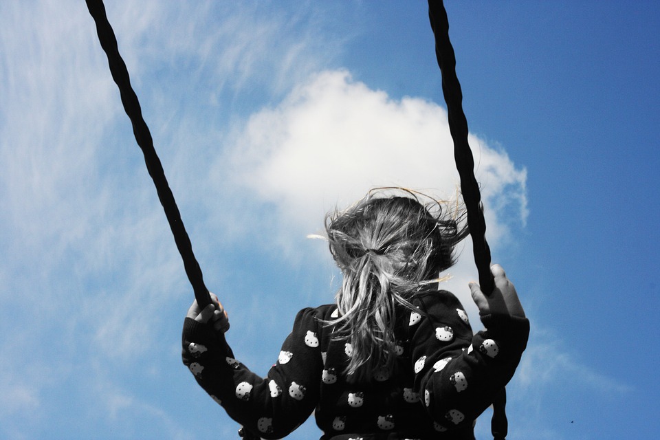 ragazzina sull'altalena