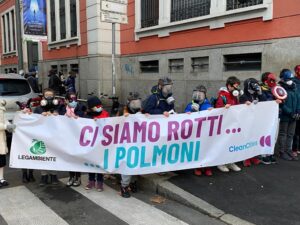 Milano_flash mob di Legambiente Ci siamo rotti i polmoni