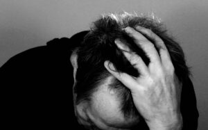 Cefalea: una patologia diffusa, tra attese, spese private e poche tutele sul lavoro