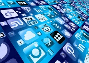 Privacy, 2 giovani su 3 accettano le condizioni d'uso delle app senza leggere l'informativa