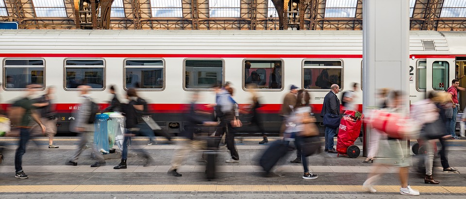 Pendolaria 2022, il trasporto ferroviario in Italia tra affollamenti, ritardi, risorse PNRR