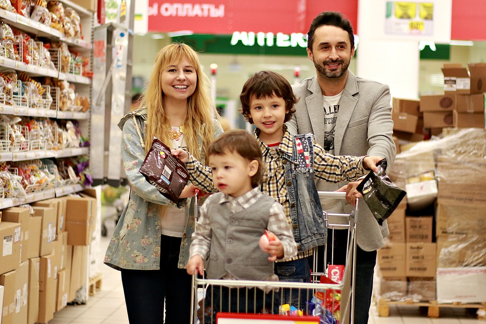 famiglia al supermercato