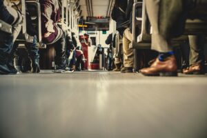 Mobilità, Istat: i rincari sui carburanti condizionano la scelta del mezzo di trasporto