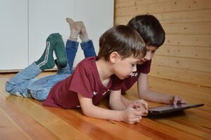 bambini con tablet