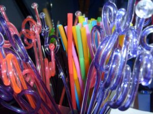 Plastica monouso, la Commissione UE interviene per ridurre i rifiuti