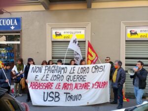 Un falò di bollette per protestare contro il caro vita. La mobilitazione continua