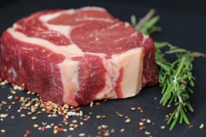 Carne coltivata in vitro, posizioni favorevoli e contrarie. Il dibattito in Italia