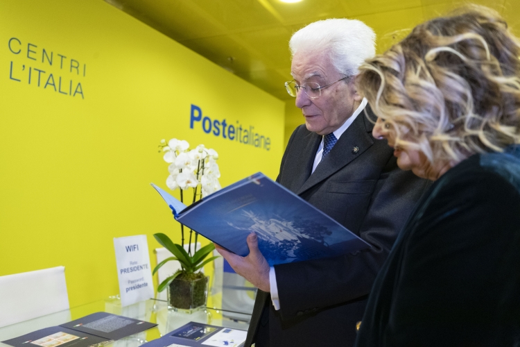 Il Presidente della Repubblica Sergio Mattarella con Maria Bianca Farina, Presidente di Poste Italiane