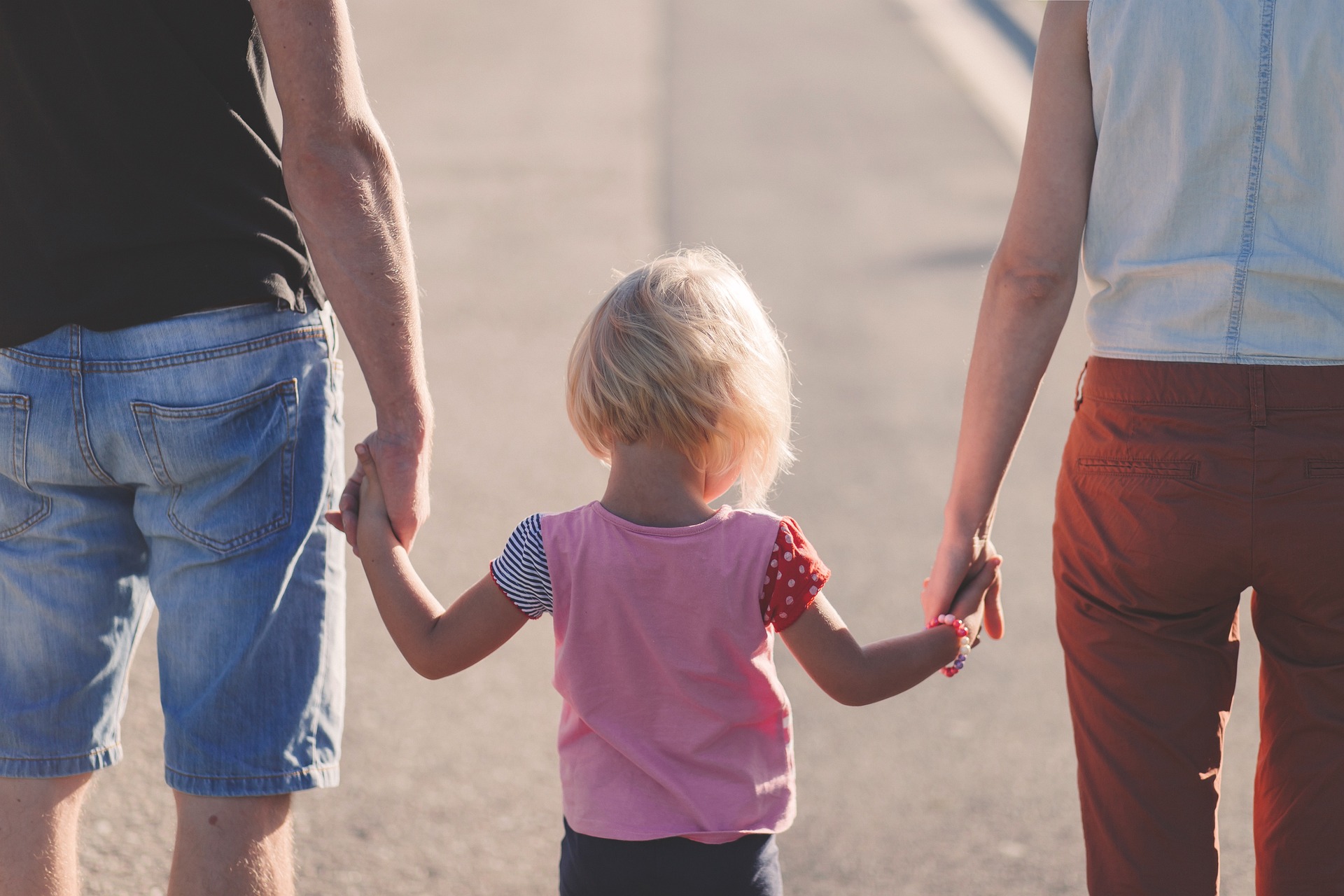 https://pixabay.com/it/photos/famiglia-holding-mani-genitori-1866868/