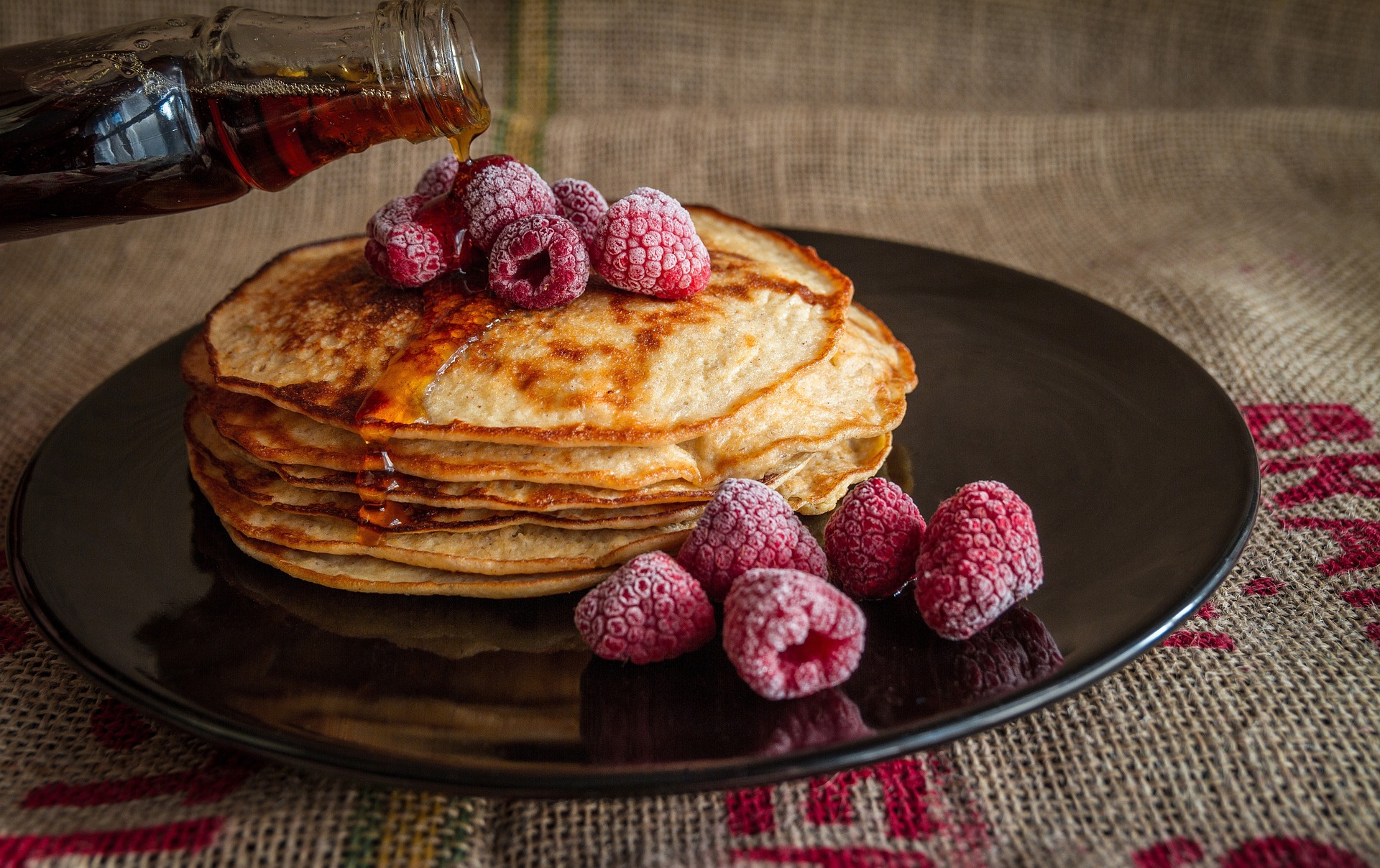 https://pixabay.com/it/photos/pancakes-sciroppo-d-acero-lamponi-2291908/