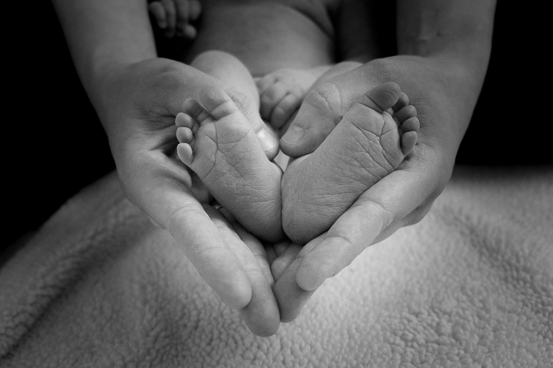 https://pixabay.com/it/photos/piedi-bambino-cuore-amore-madre-1527456/