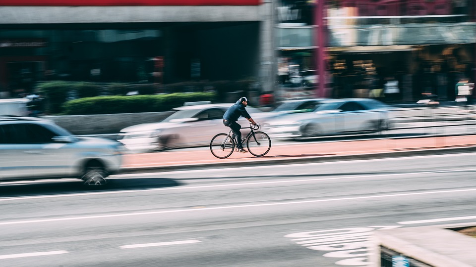 Mobilità e riduzione delle emissioni, Italia ancora lontana dagli obiettivi. Il bilancio di Clean Cities