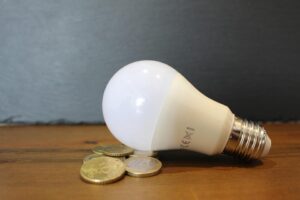 Elettricità, ARERA: prezzo in calo del -55,3% per la bolletta in tutela