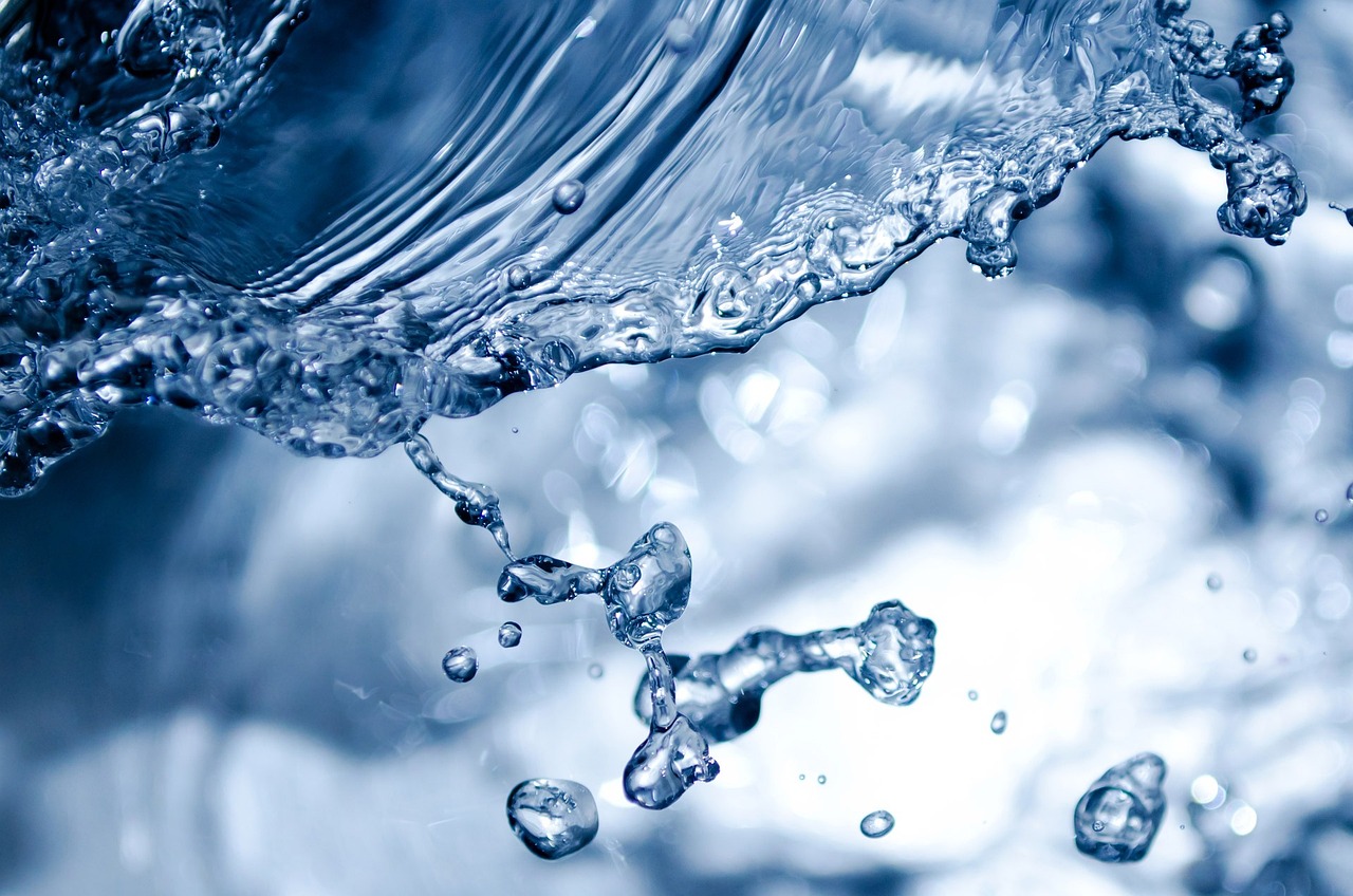 https://pixabay.com/it/photos/schizzi-acqua-versando-chiaro-165192/
