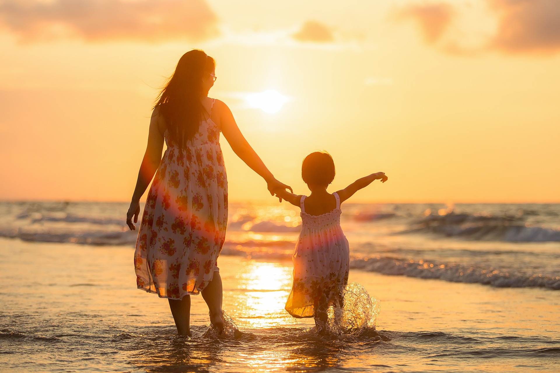 https://pixabay.com/it/photos/adulto-madre-figlia-spiaggia-1807500/