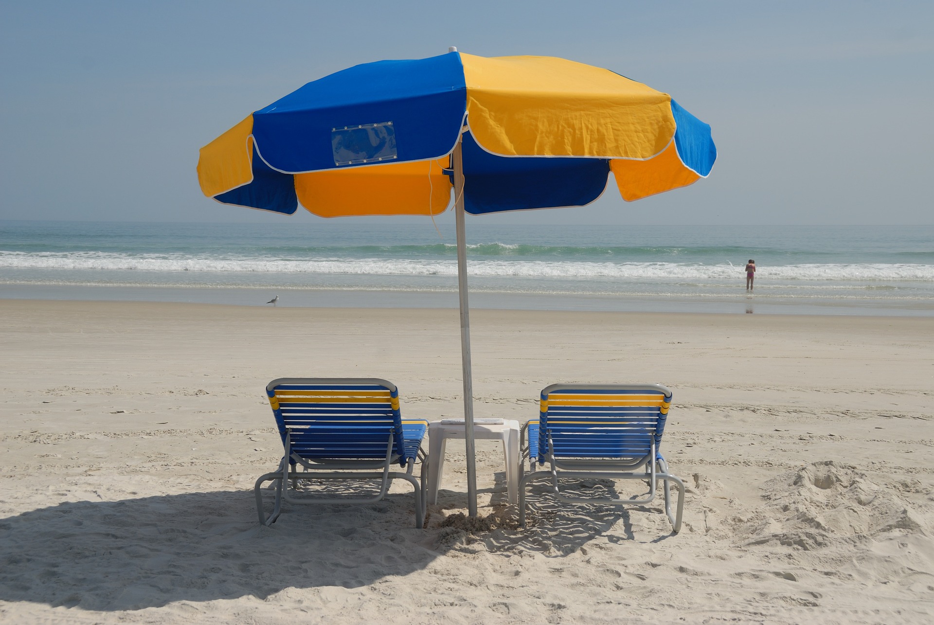 https://pixabay.com/it/photos/sedie-a-sdraio-ombrello-spiaggia-1548375/