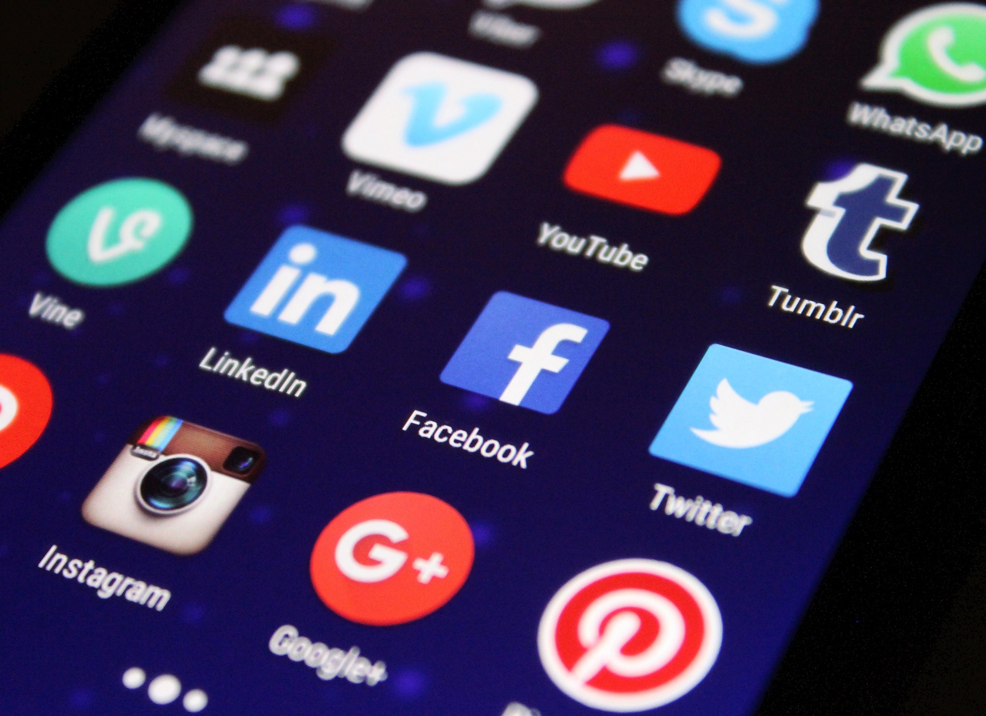 https://pixabay.com/it/photos/media-social-media-app-rete-sociale-998990/