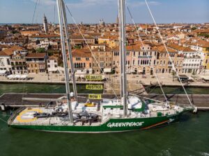 Preoccupazioni ambientali, Greenpeace: gli italiani temono crisi climatica, inondazioni e inquinamento