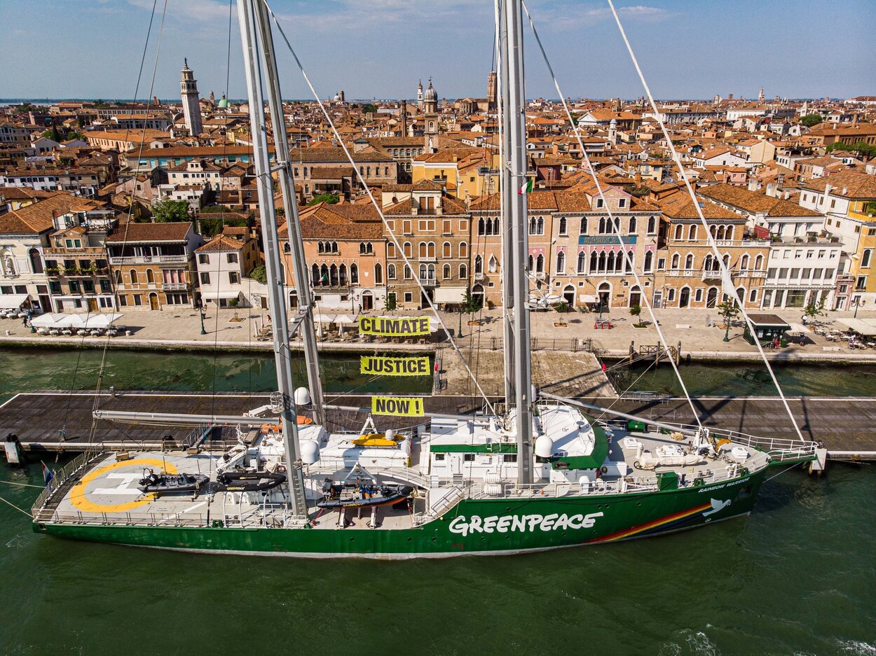 Preoccupazioni ambientali, Greenpeace: gli italiani temono crisi climatica, inondazioni e inquinamento