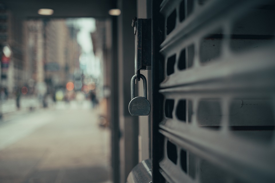 Commercio, Confesercenti/IPSOS: dal 2019 spariti oltre 52mila negozi, crolla il potere d’acquisto