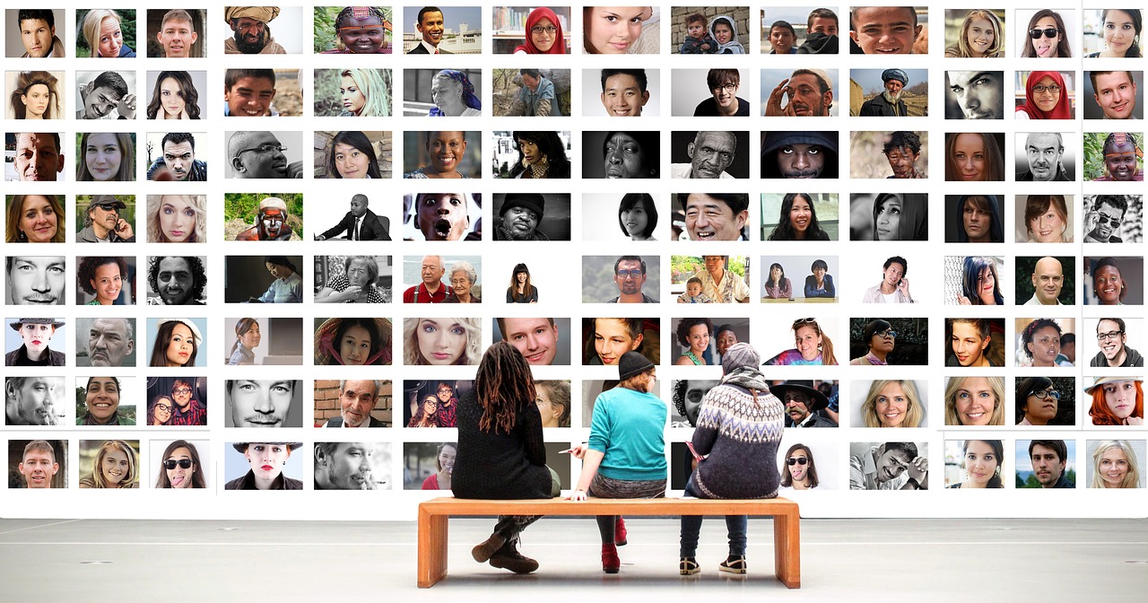 https://pixabay.com/it/photos/le-persone-mostra-facce-2944065/