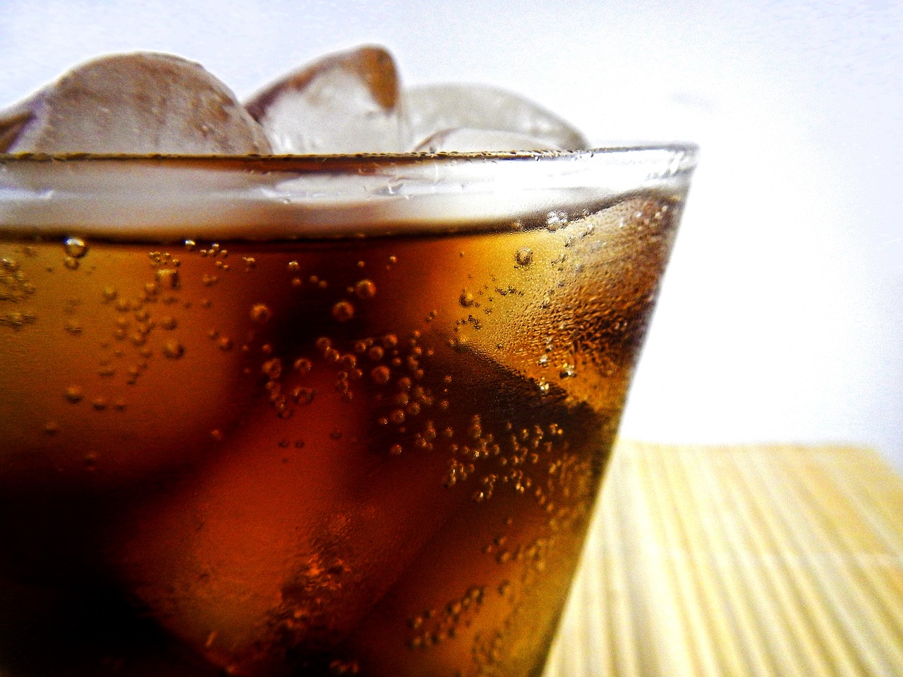 https://pixabay.com/it/photos/bibita-analcolica-bibita-coca-cola-2741251/
