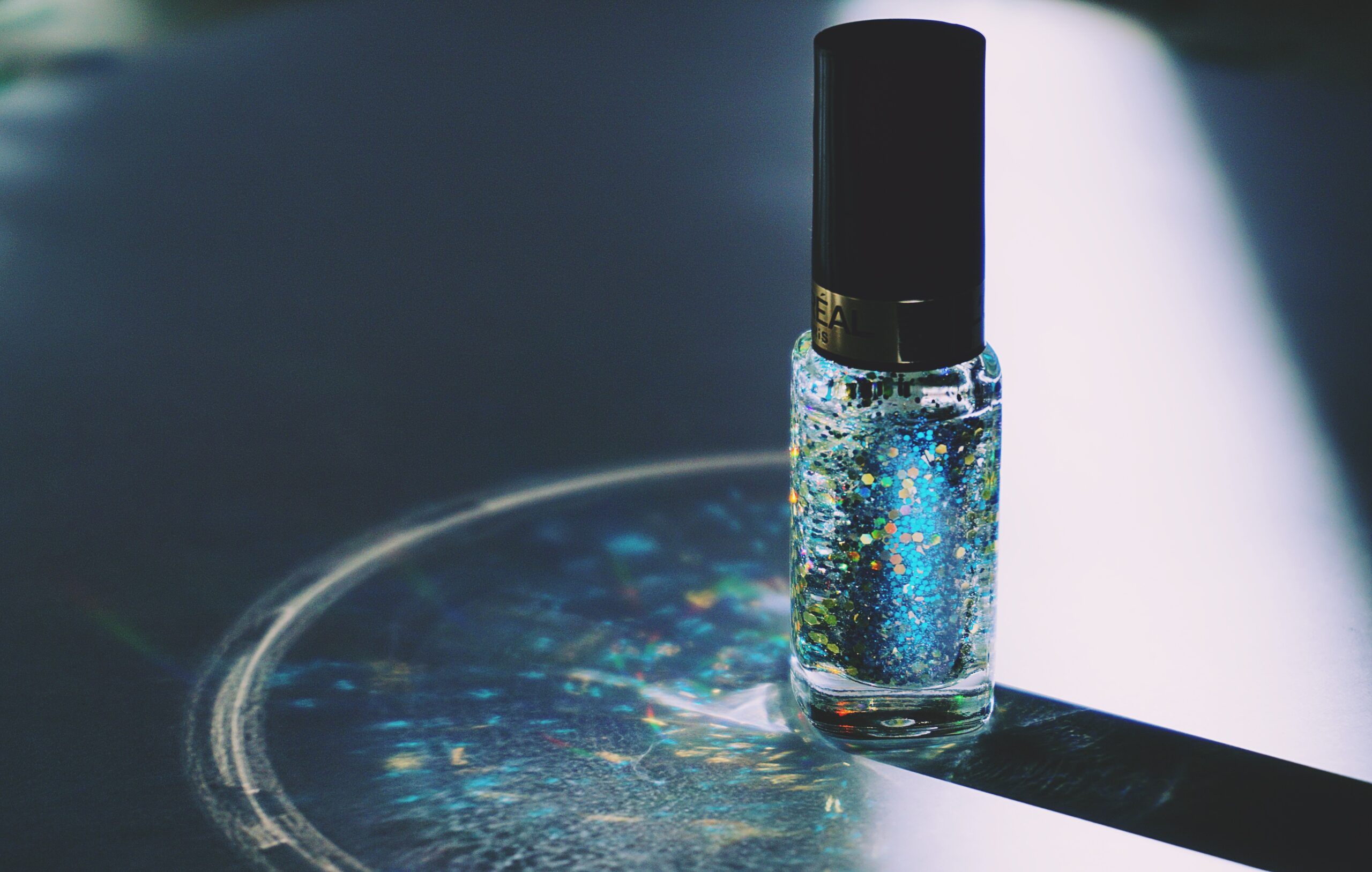 https://www.pexels.com/it-it/foto/bottiglia-di-smalto-blu-glitterata-chiusa-1328383/