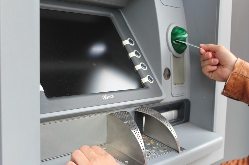 Consumatore derubato allo sportello ATM, l'Abf riconosce il diritto al rimborso