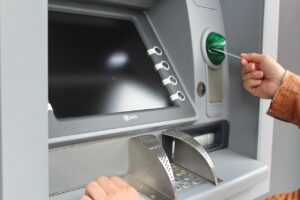 Consumatore derubato allo sportello ATM, l'Abf riconosce il diritto al rimborso