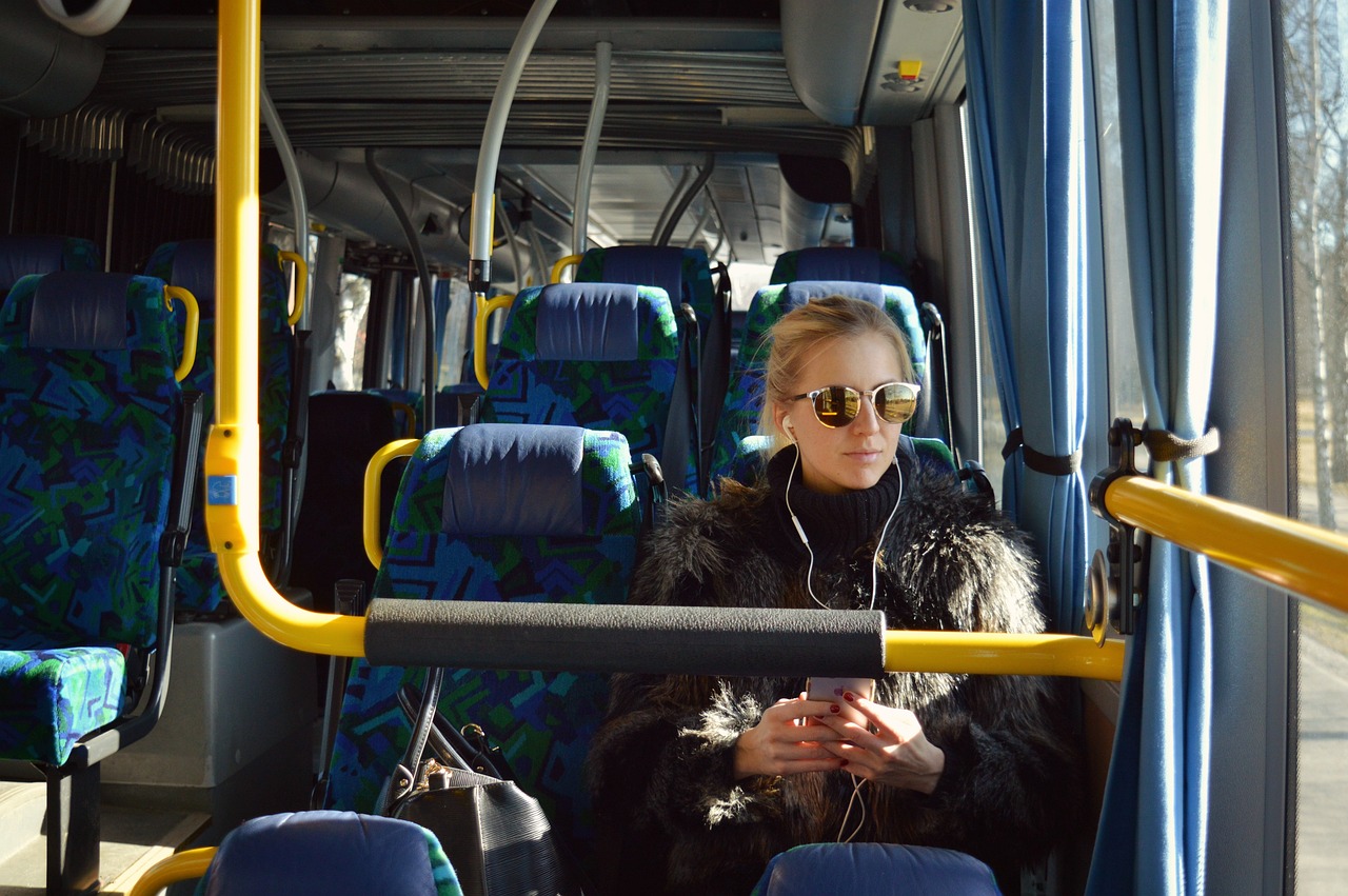 https://pixabay.com/it/photos/autobus-ragazza-auricolari-2531578/