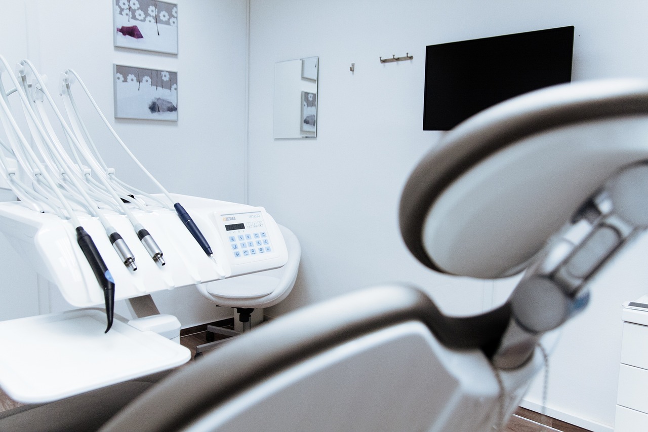 https://pixabay.com/it/photos/sedia-dentista-dentale-clinica-2589770/