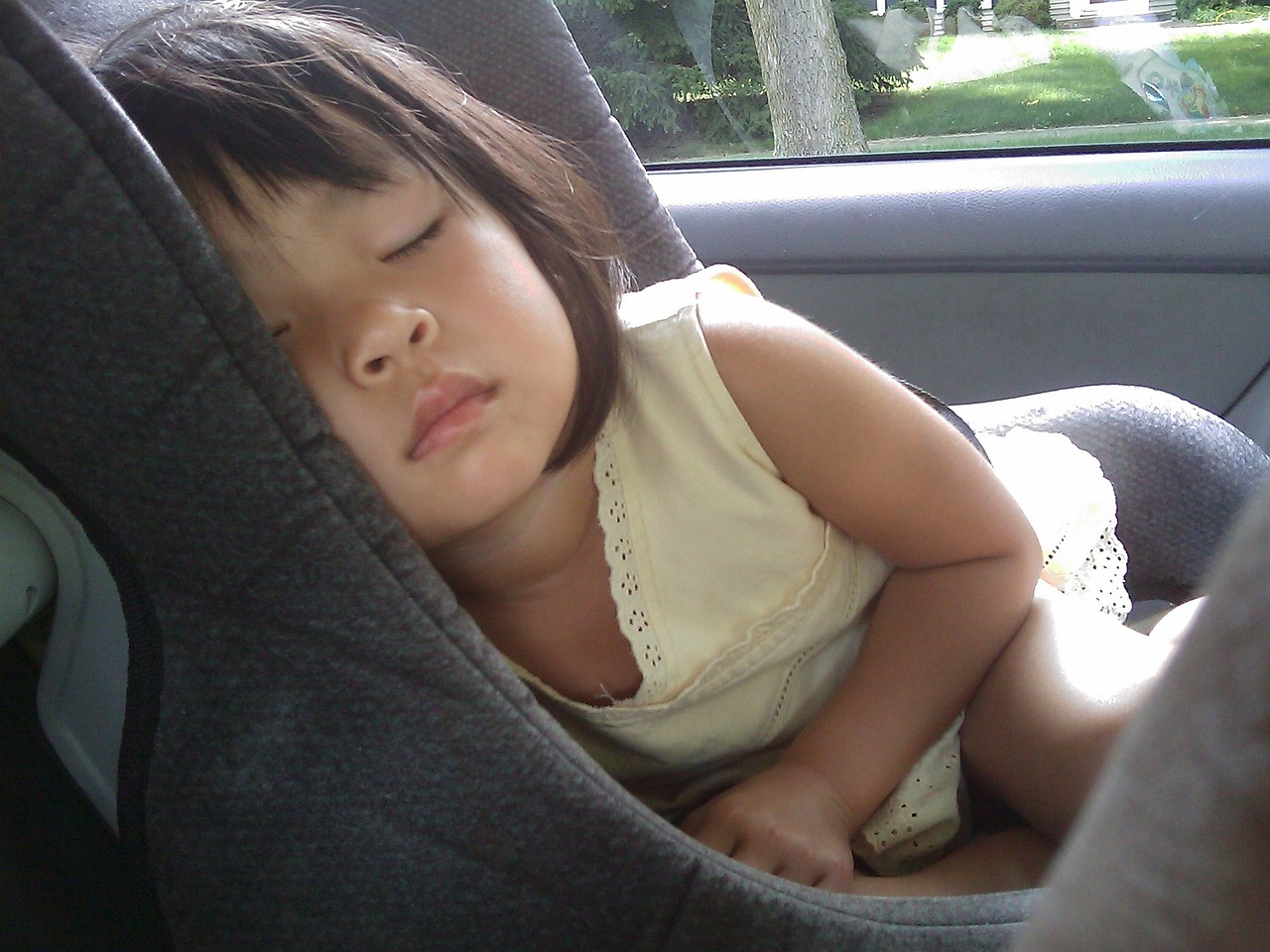 https://pixabay.com/it/photos/bambino-dormire-seggiolino-auto-85321/