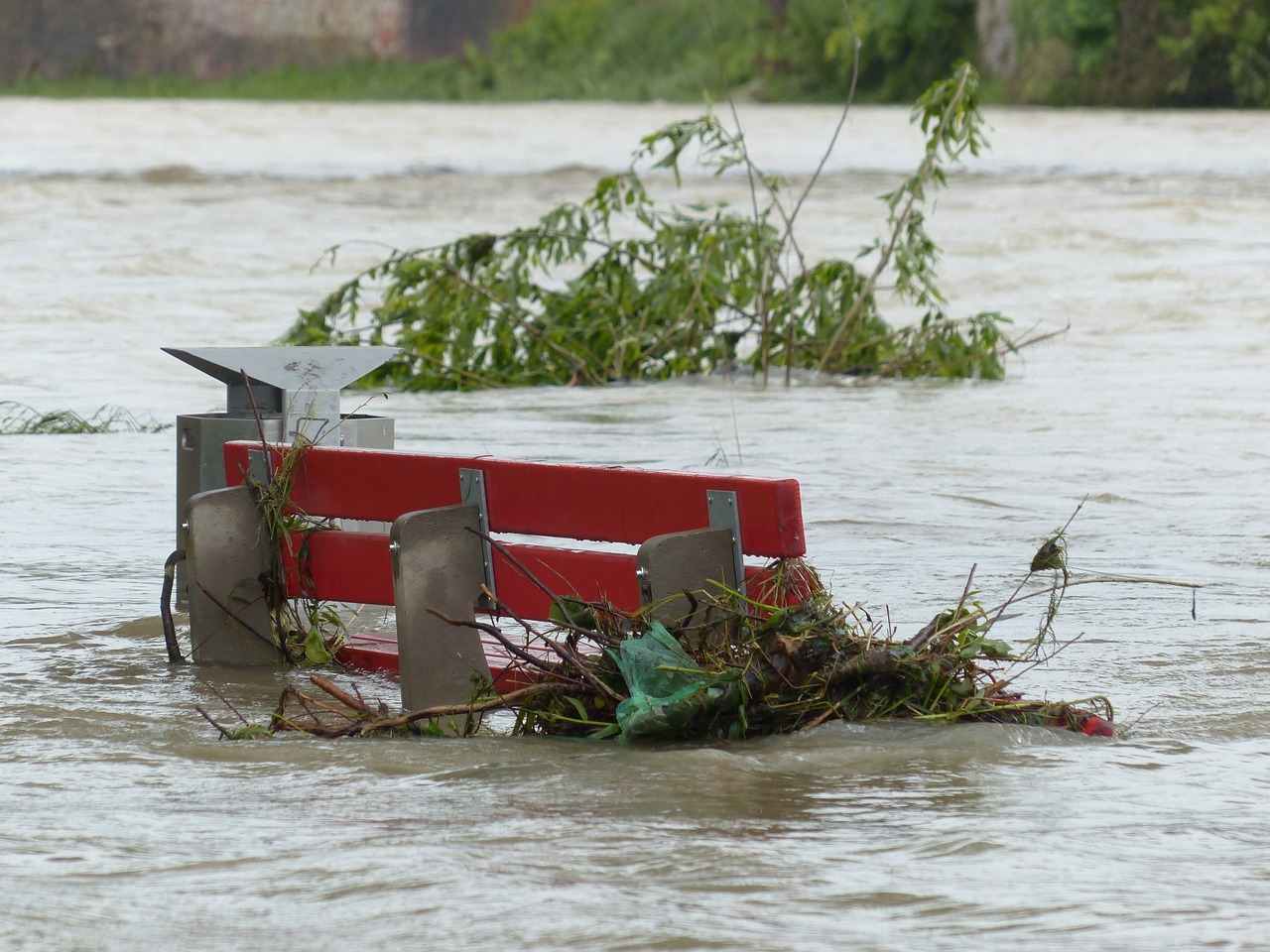 https://pixabay.com/it/photos/alluvione-panchina-del-parco-123222/