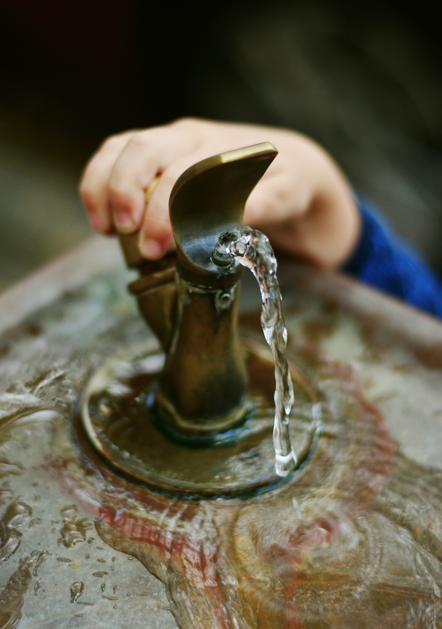 https://pixabay.com/it/photos/fontana-acqua-fontanella-flusso-2795561/